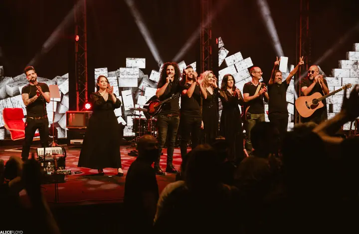 Echoes on stage with an orchestra and choir